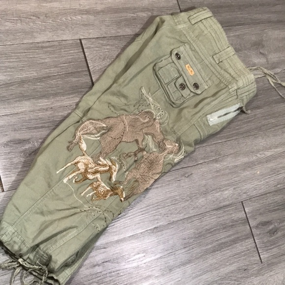 Miss Me Embroidered Horse/Stallions Olive Green Tons of Pockets Capris size M - Picture 9 of 10